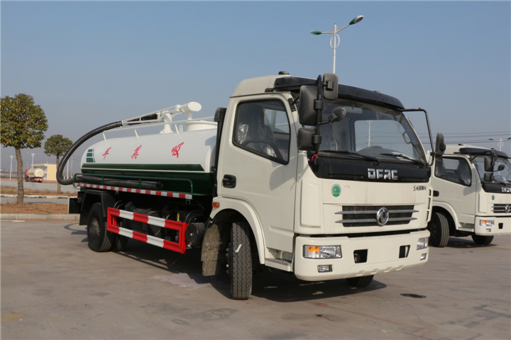 東風(fēng)大多利卡7方吸糞車(chē)
